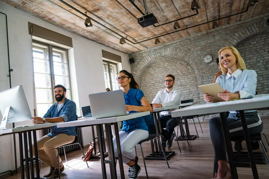 Formation en salle, en petit groupe : un poste par stagiaire