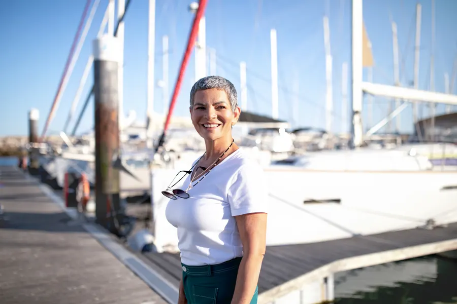 Professionnelle souriante sur un port de plaisance