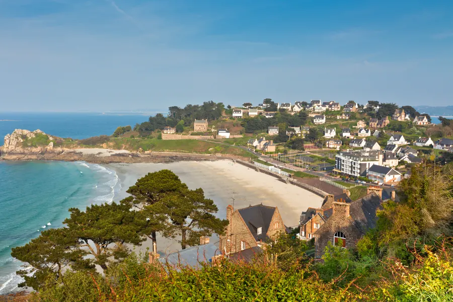 Plage et maisons de Perros-Guirec, sur la côte de Granit rose