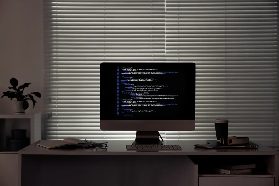 Poste de travail calme, écran affichant du code