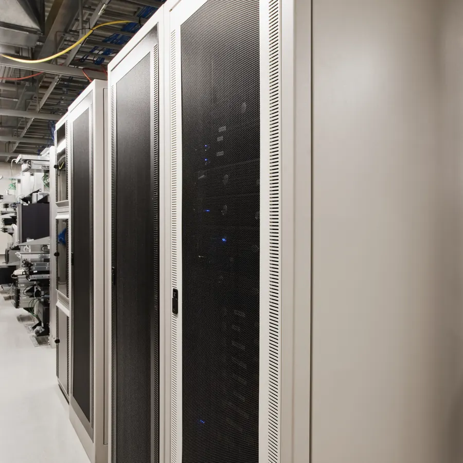Baie de serveurs dans une salle informatique