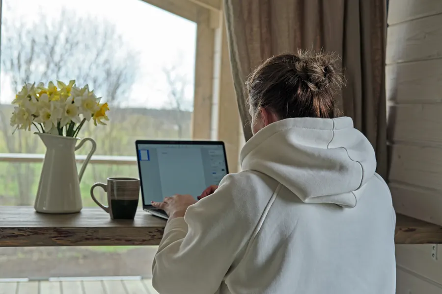Poste de travail avec vue sur la nature