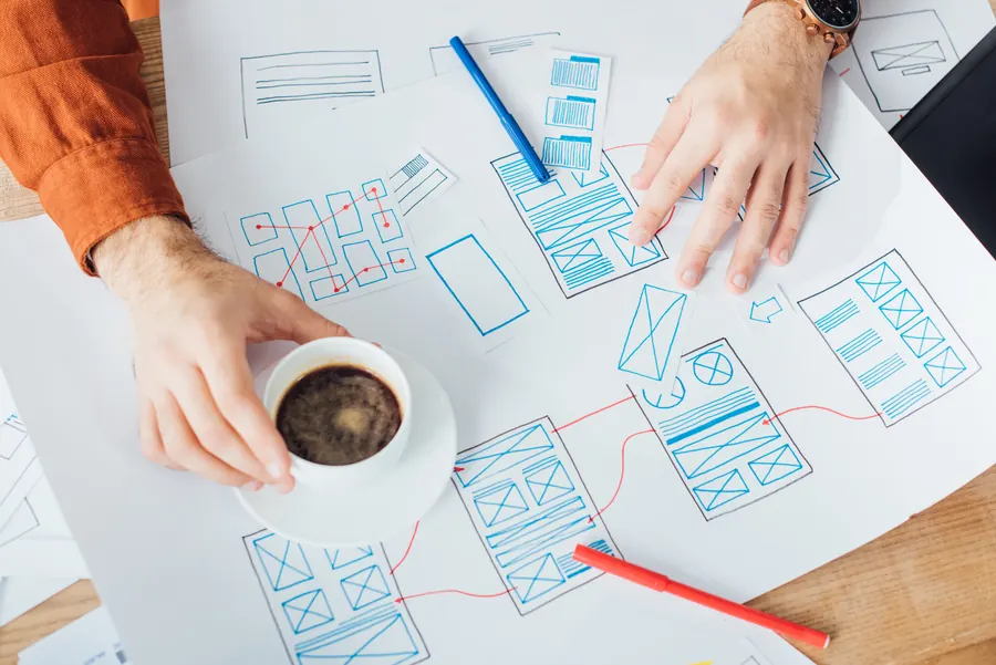 Carnet, café et ordinateur : préparation d’un projet
