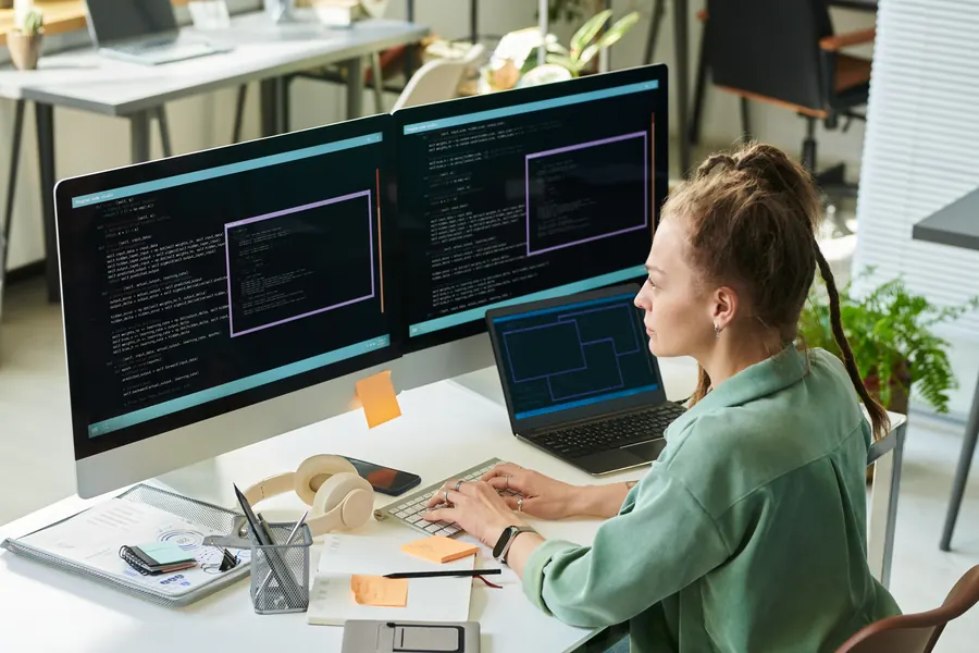 Bureau de développeur avec deux écrans de code