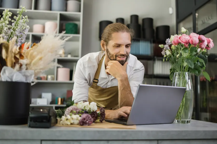 Un commerçant découvre son nouveau site sur un ordinateur