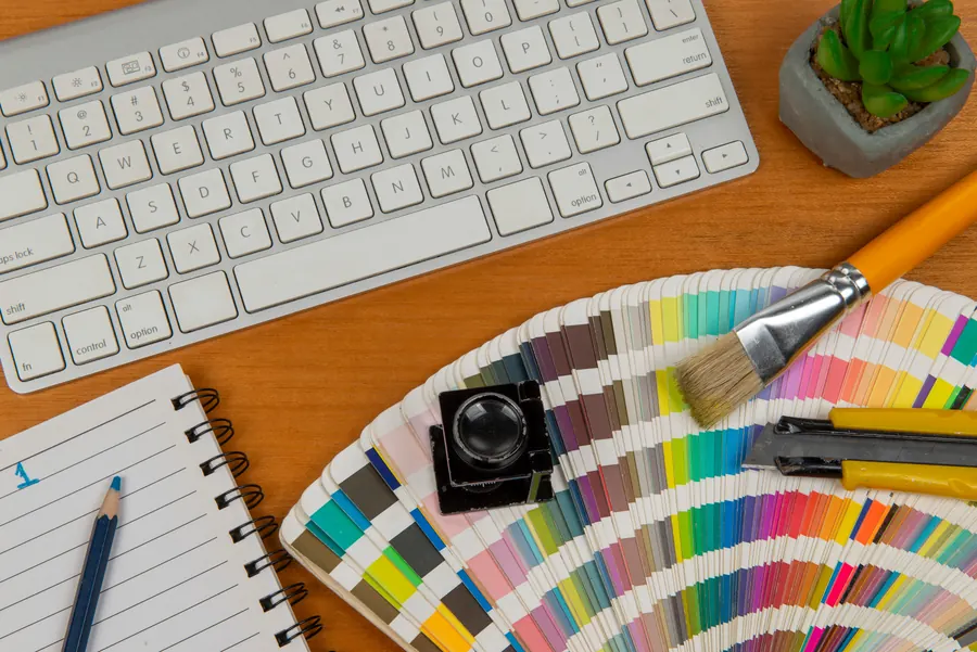 Nuancier de couleurs sur un bureau