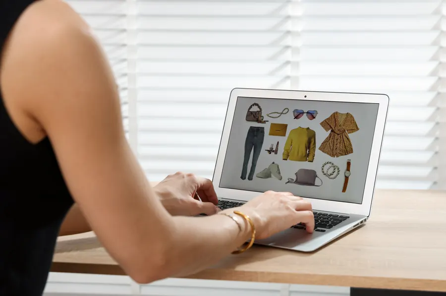 Une boutique en ligne affichée sur un ordinateur portable