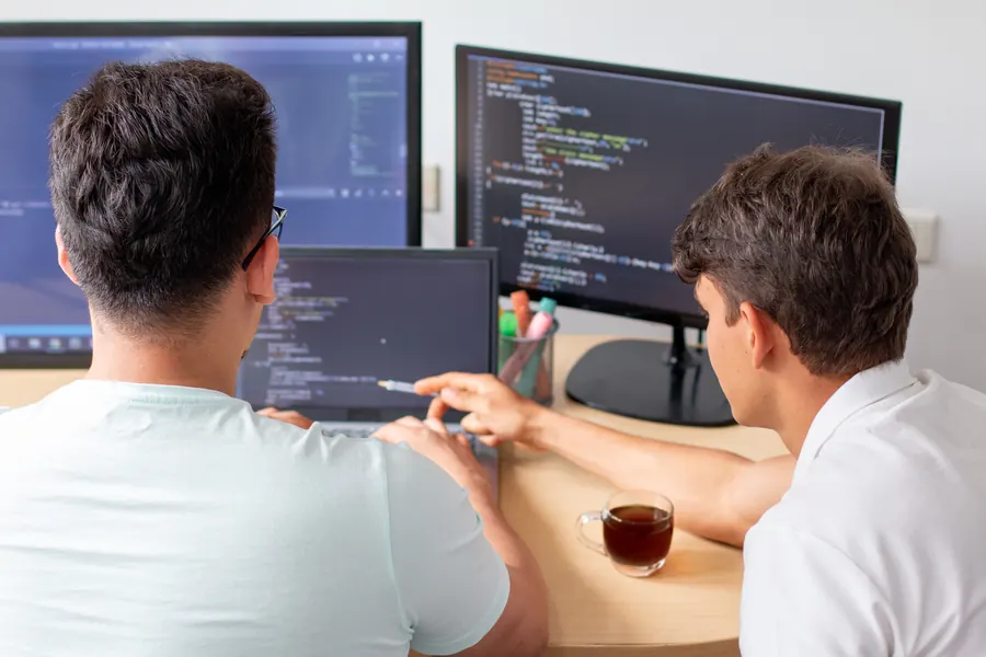Deux développeurs relisent du code