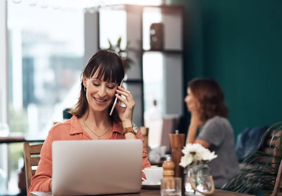 Assistance par téléphone devant un ordinateur