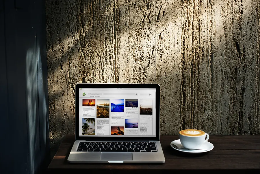 Ordinateur portable avec un site, sur une table en bois