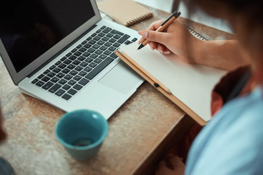 Notes de mots-clés à côté d’un ordinateur