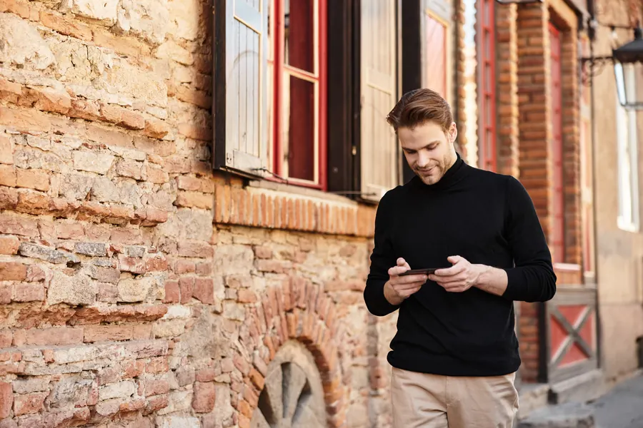 Une recherche sur smartphone dans la rue