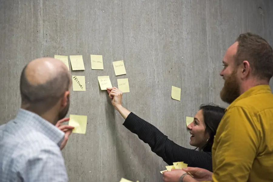 Atelier de réflexion avec des notes adhésives