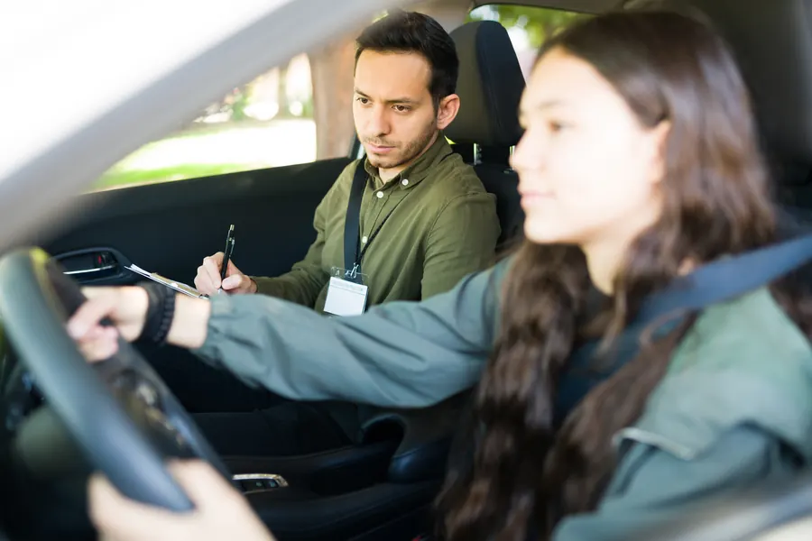 Une leçon de conduite avec le moniteur à bord