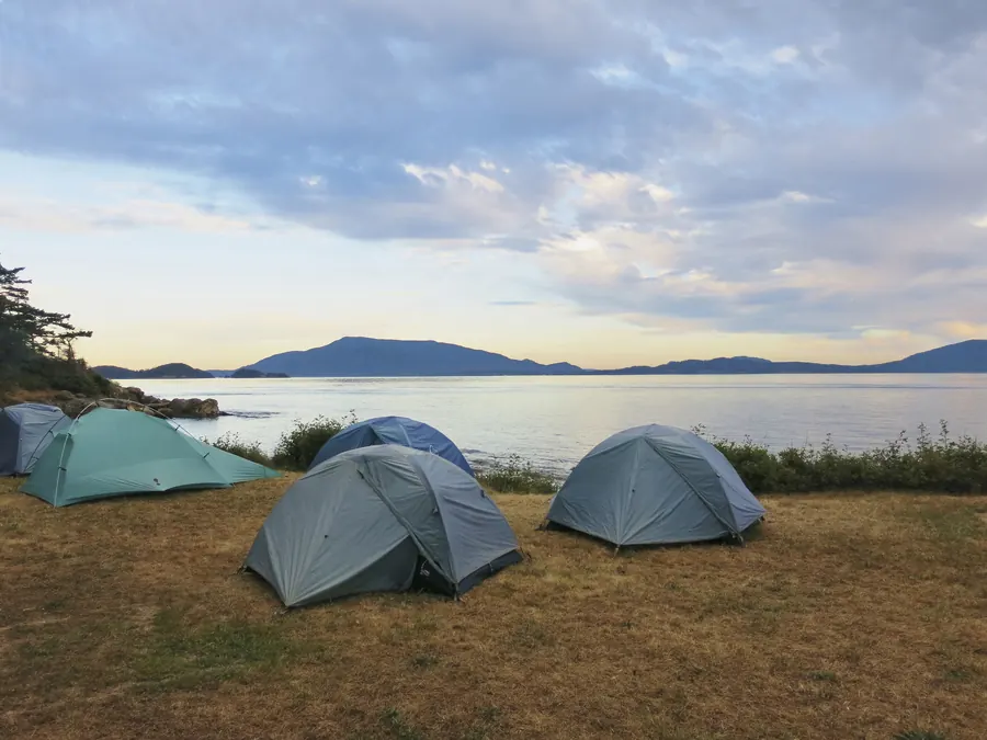 Des tentes sur un terrain de camping au lever du jour
