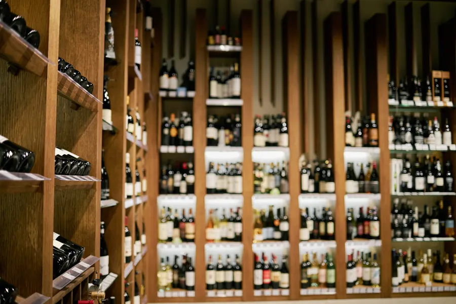 Des bouteilles de vin sur les étagères d'une cave