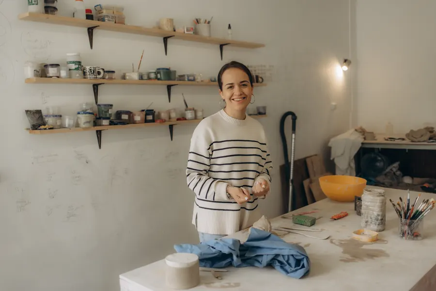 Une céramiste façonne une pièce dans son atelier