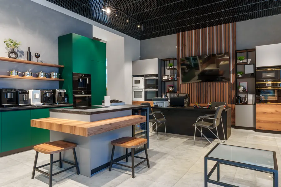 Un showroom avec une cuisine moderne exposée