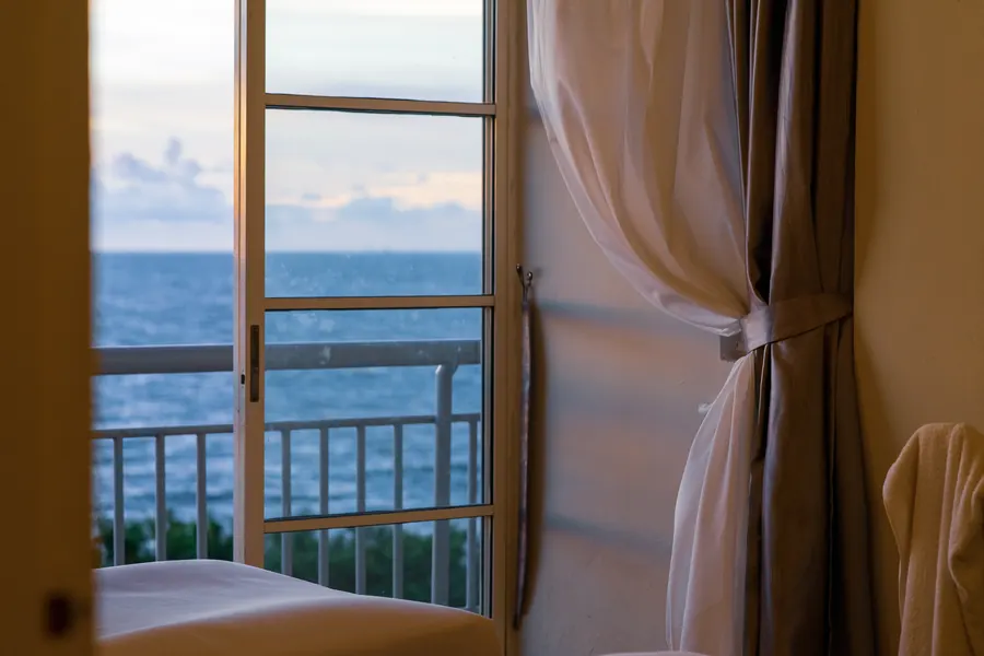 La vue sur la mer depuis le balcon d'une chambre