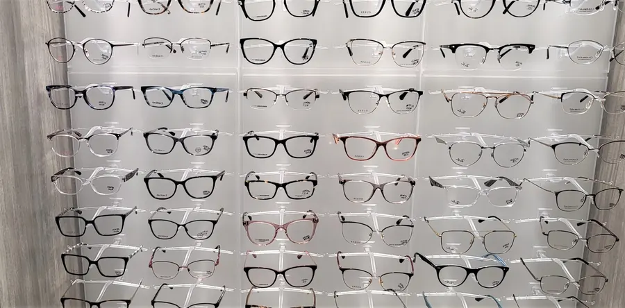 Des montures de lunettes exposées au mur du magasin