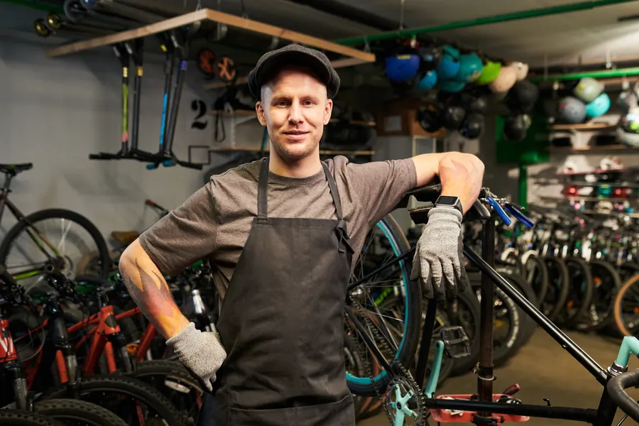 Un réparateur de vélos dans son atelier